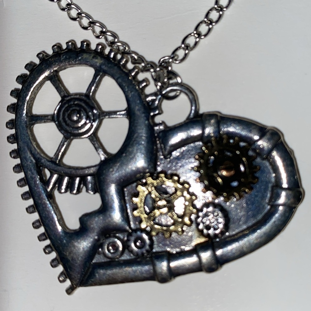 Pretty 24” Steampunk Heart Pendant NWOT